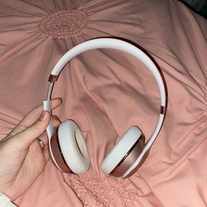 Rose Gold wireless bluetooth Beats